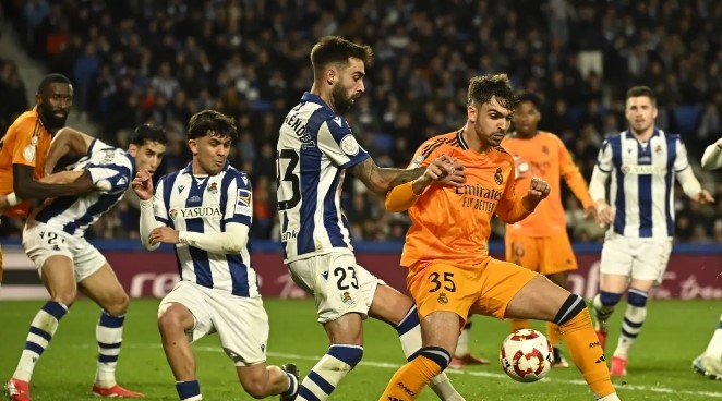 Bek Muda Real Madrid Raul Asencio Jadi Sasaran Suporter Carlo Ancelotti Pasang Badan