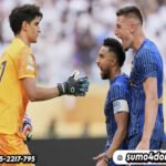 Yassine Bounou dari Al Hilal diberi selamat oleh Salem Al-Dawsari dan Sergej Milinkovic-Savic setelah berhasil menyelamatkan tendangan penalti