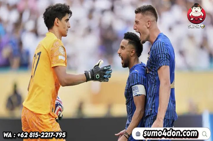 Yassine Bounou dari Al Hilal diberi selamat oleh Salem Al-Dawsari dan Sergej Milinkovic-Savic setelah berhasil menyelamatkan tendangan penalti