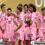 Lionel Messi (kedua dari kiri) dihampiri oleh rekan-rekannya setelah mencetak gol bagi Inter Miami ke gawang FC Porto pada lanjutan Piala Dunia Antarklub 2025
