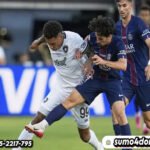 Vitinha berduel dengan Igor Jesus dalam laga PSG vs Botafogo di Piala Dunia Antarklub 2025