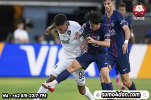 Vitinha berduel dengan Igor Jesus dalam laga PSG vs Botafogo di Piala Dunia Antarklub 2025