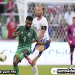 Duel antara Firas Al Brikan dan Tim Ream pada laga Arab Saudi vs Amerika Serikat di Piala Emas CONCACAF 2025