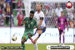 Duel antara Firas Al Brikan dan Tim Ream pada laga Arab Saudi vs Amerika Serikat di Piala Emas CONCACAF 2025