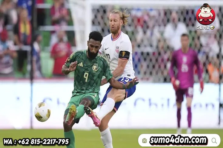 Duel antara Firas Al Brikan dan Tim Ream pada laga Arab Saudi vs Amerika Serikat di Piala Emas CONCACAF 2025