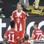 Penyerang Bayern Munchen, Harry Kane (tengah), merayakan gol bersama rekan setimnya