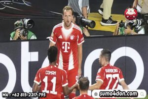 Penyerang Bayern Munchen, Harry Kane (tengah), merayakan gol bersama rekan setimnya