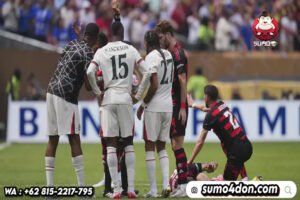 Pemain Chelsea Nicolas Jackson menerima kartu merah dalam laga Grup D Piala Dunia Antarklub melawan Flamengo di Philadelphia