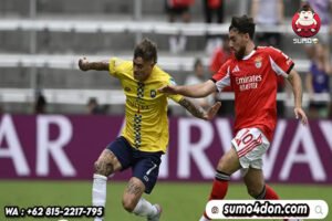 Aksi Orkun Kokcu (merah) dalam laga Benfica vs Auckland City di Piala Dunia Antarklub 2025