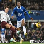 Pemain Manchester City, John Stones (kiri) berebut bola dengan pemain Everton, Beto pada laga lanjutan Liga Inggris 2023/2024