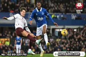 Pemain Manchester City, John Stones (kiri) berebut bola dengan pemain Everton, Beto pada laga lanjutan Liga Inggris 2023/2024