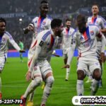 Pemain Lyon asal Prancis bernomor punggung 10, Alexandre Lacazette, merayakan golnya bersama rekan satu timnya selama pertandingan Liga Prancis antara Olympique Lyonnais (OL) dan AS Saint-Etienne
