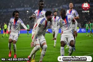 Pemain Lyon asal Prancis bernomor punggung 10, Alexandre Lacazette, merayakan golnya bersama rekan satu timnya selama pertandingan Liga Prancis antara Olympique Lyonnais (OL) dan AS Saint-Etienne