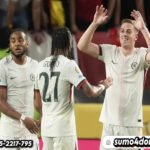Liam Delap merayakan gol kedua Chelsea bersama rekan-rekannya dalam laga Grup D Piala Dunia Antarklub melawan Esperance de Tunis