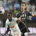 Pemain Real Madrid, Dean Huijsen (kanan), berebut bola dengan pemain Salzburg, Edmund Baidoo.