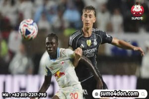 Pemain Real Madrid, Dean Huijsen (kanan), berebut bola dengan pemain Salzburg, Edmund Baidoo.