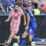 Pemain Inter Miami, Lionel Messi (kiri), menggiring bola saat dijaga oleh pemain FC Cincinnati, Lukas Engel, pada pertandingan MLS, Kamis, 17 Juli 2025, di Cincinnati.