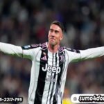 Dusan Vlahovic dari Juventus merayakan gol yang mengubah skor jadi 2-0 dalam pertandingan Serie A